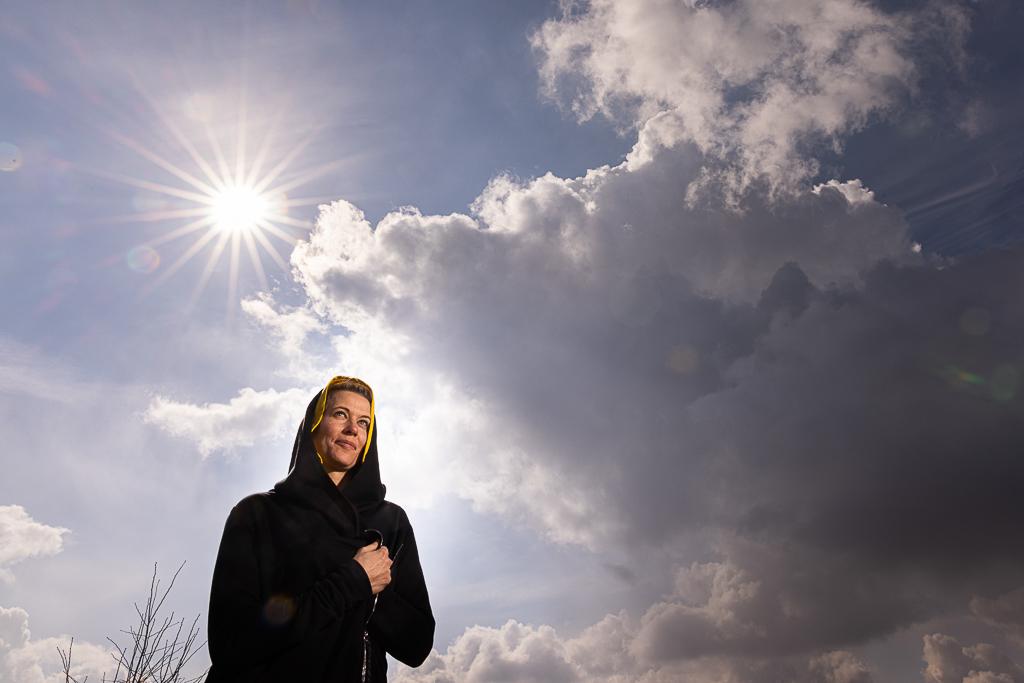 Ivana Večeřová v černé mikině s oblohou a sluncem