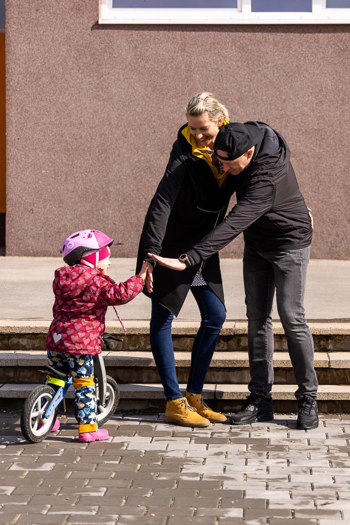 Ivana Večeřová s přítelem a dcerou na odrážedle