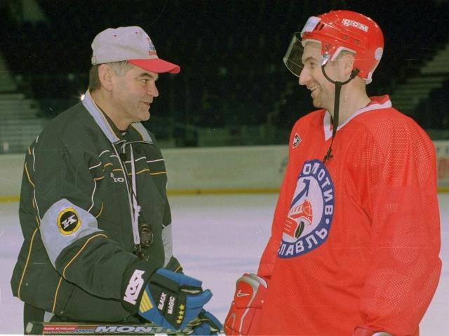 Vladimír Vůjtek na ledě s hráčem Lokomotiv Jaroslavl v hokejové aréně při tréninku