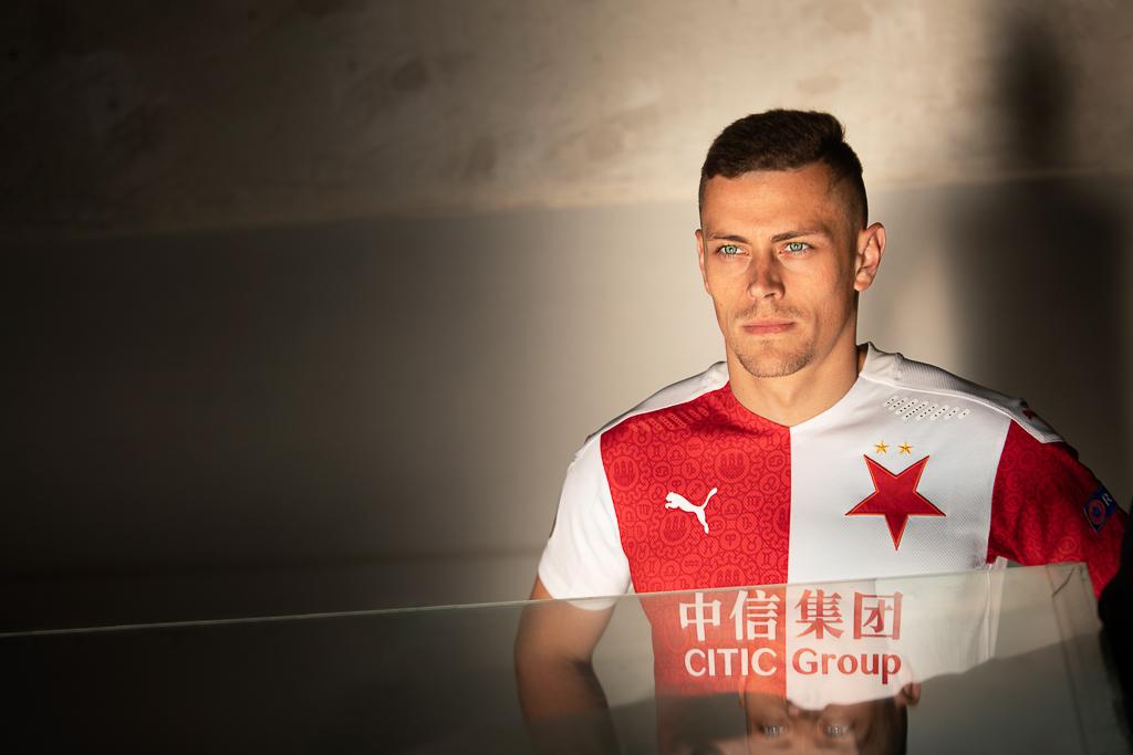 Tomáš Holeš v dresu fotbalové Slavie za sklem