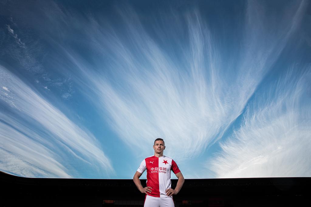 Tomáš Holeš v dresu fotbalové Slavie s nebem