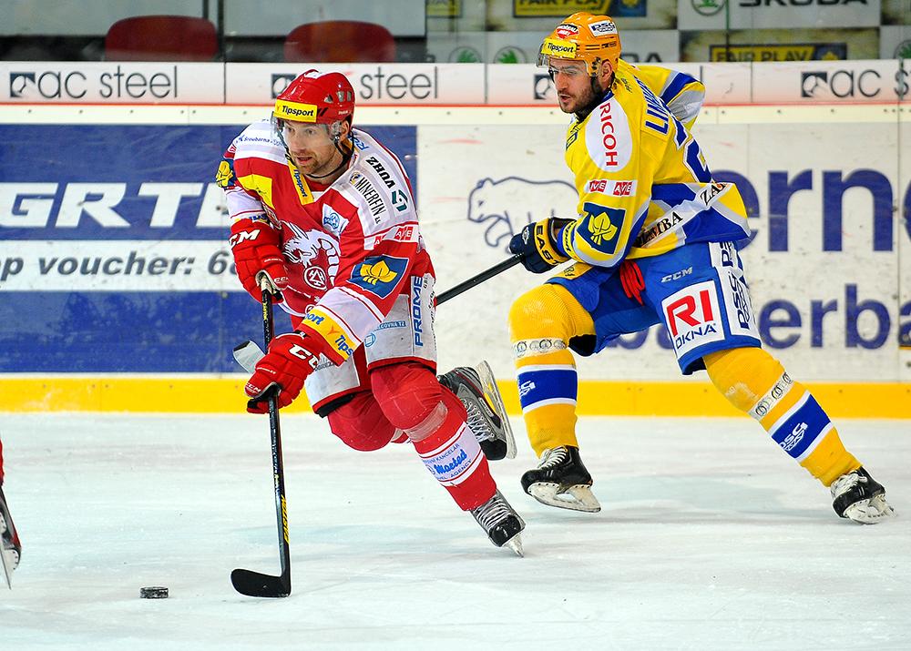 Jan Peterek při hokejovém zápase v dresu HC Oceláři Třinec