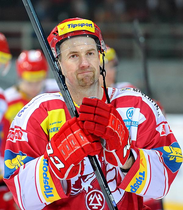 Jan Peterek na ledě v hokejovém dresu HC Oceláři Třinec