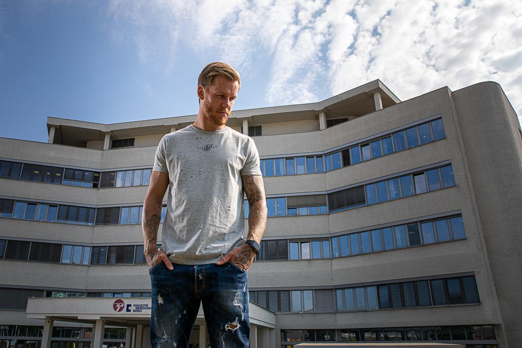 Marek Střeštík stojí před nemocniční budovou.