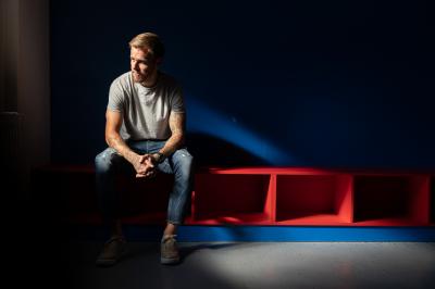 Marek Střeštík sedí na lavičce ve fotbalové šatně