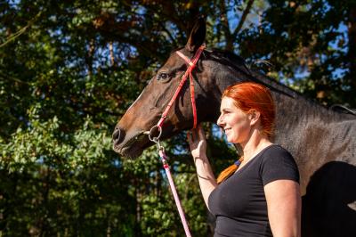 Barbora Miksánková Málková se prochází vedle koně v přírodě