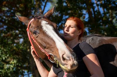 Barbora Miksánková Málková s koněm v přírodě