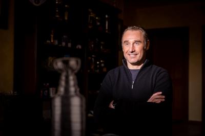 Václav Prospal se dívá na Stanley Cup