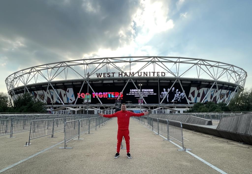 Vladimír Coufal před stadionem West Hamu United