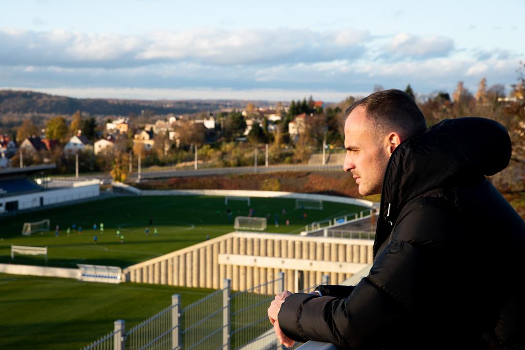 David Lischka s výhledem na fotablový stadion a město
