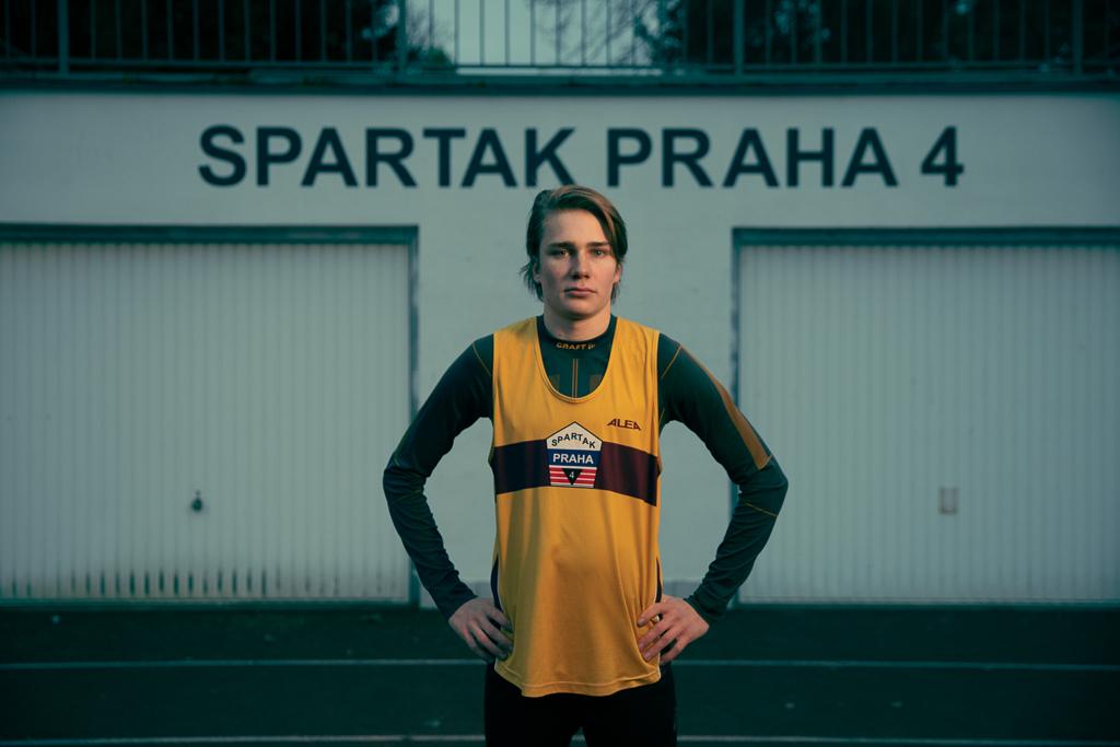 Jiří Pavel Češka stojí na atletickém oválu Spartak Praha 4