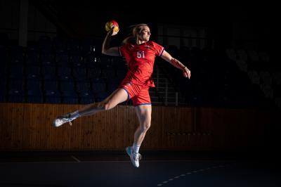 Markéta Jeřábková hází míčem v reprezentačním dresu v tělocvičně