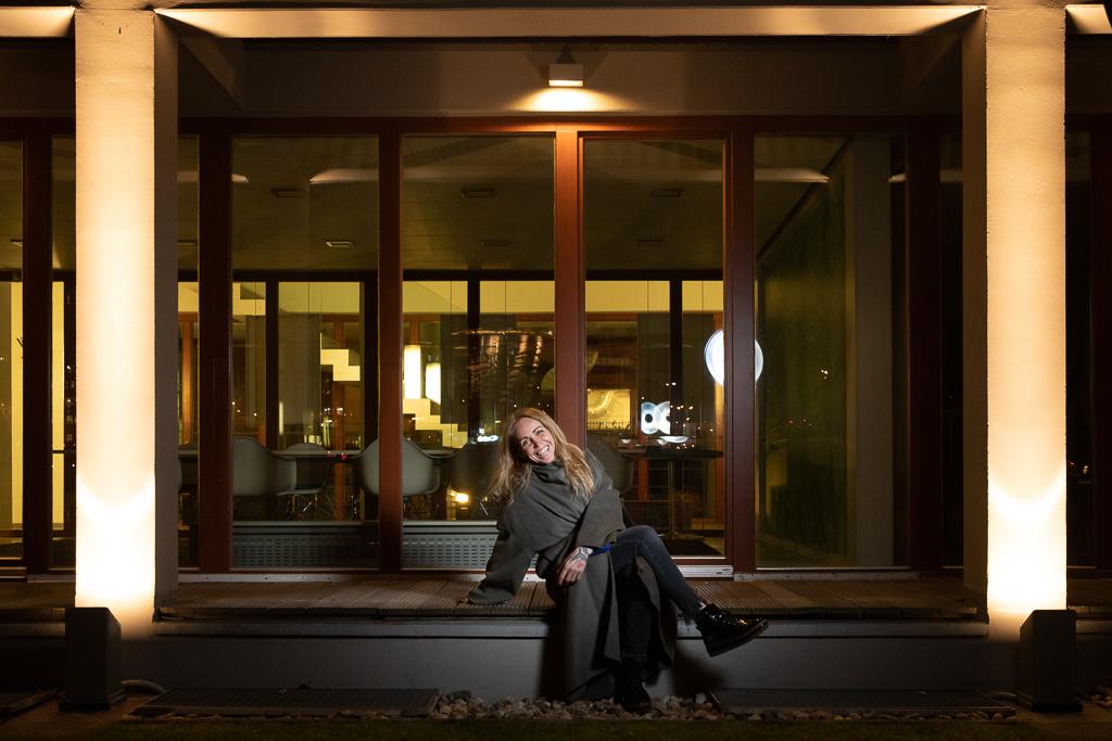 Martina Součková sedí ležérně u okna kavárny.
