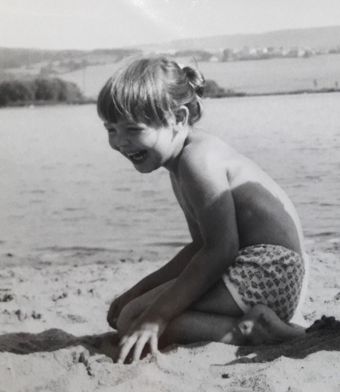 Martina Součková jako dítě na archivní černobílé fotografii.