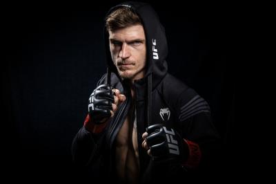 David Dvořák na profilové fotografii v gestu zápasníka MMA.