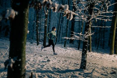 Aneta Grabmüllerová běží zasněženým lesem