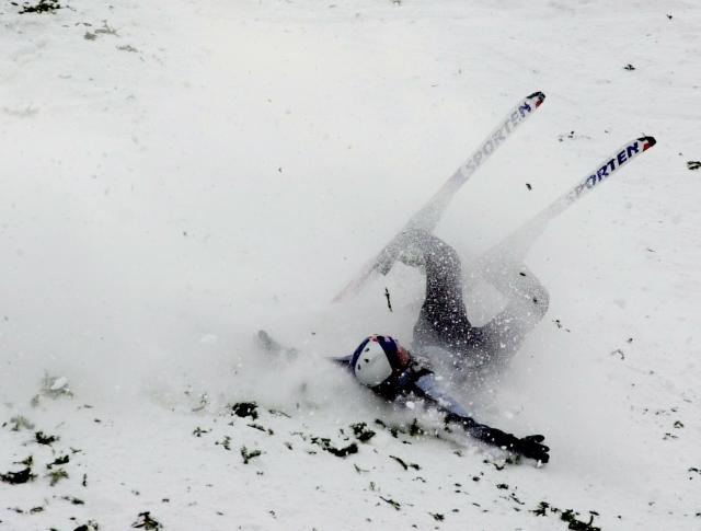 Aleš Valenta při pádu na lyžích do sněhu