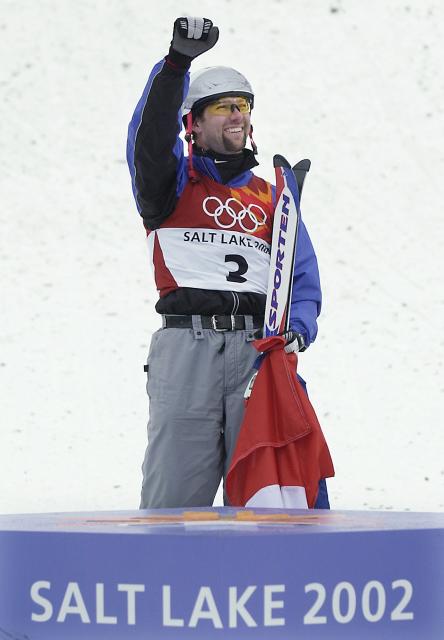 Aleš Valenta se raduje z vítězství na olympijských hrách Salt Lake 2002