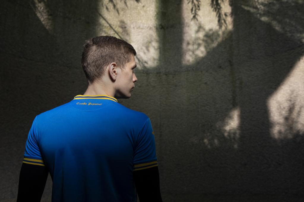 Jegor Cykalo je otočený ke světlu v ukrajinském dresu.