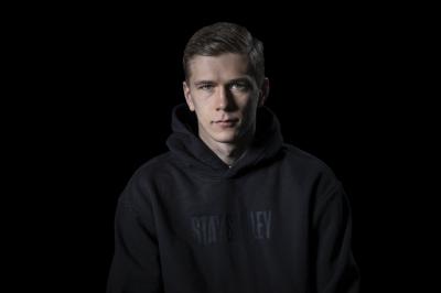 Jegor Cykalo na profilové fotografii s černým pozadím