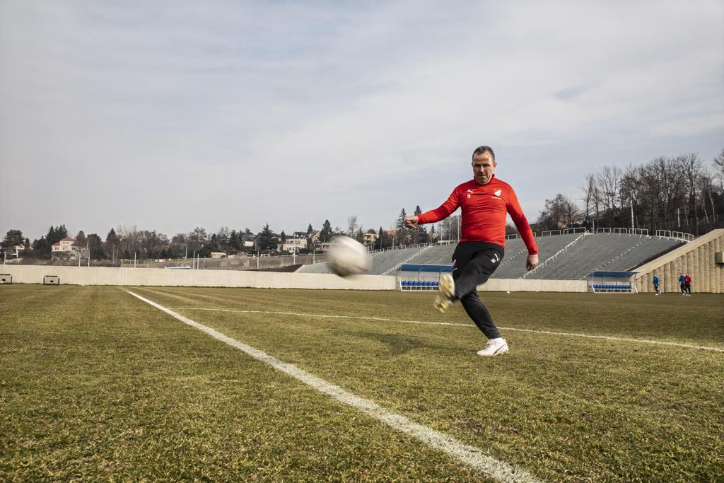 Tomáš Galásek po odkopnutí míče na fotbalovém trávníku