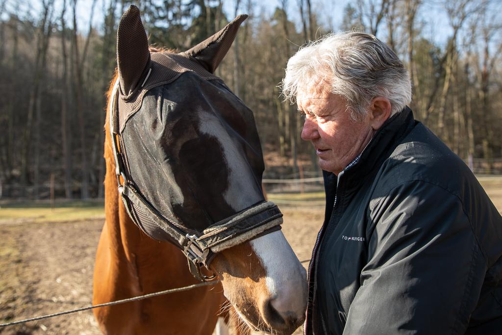 Jiří Pecháček s koněm v přírodě