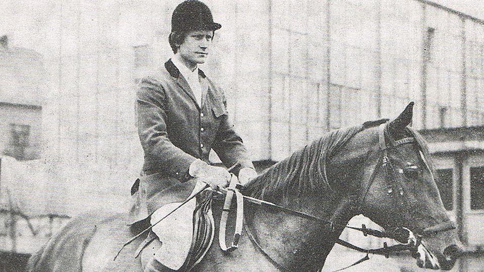 mladý Jiří Pecháček jako žokej na koni na černobílé fotografii