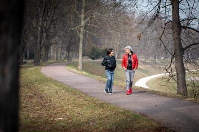 Markéta Pernická se prochází se synem v parku, má červenou bundu a červené boty