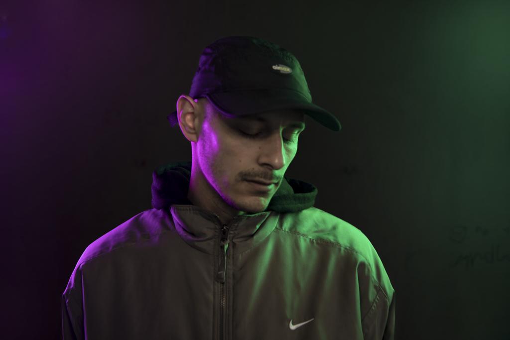 Tomáš Kučera na fotografii nasvícené zelenofialovým světlem.