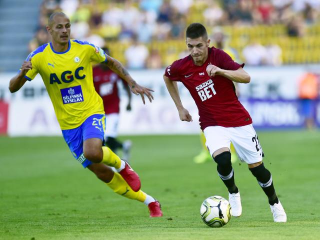 Tomáš Kučera na fotbalovém trávníku během zápasu.