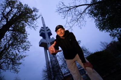 Tomáš Kučera v rapperské poze před Žižkovskou věží.