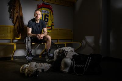 Roman Bernat sedí v hokejové šatně s protézou.