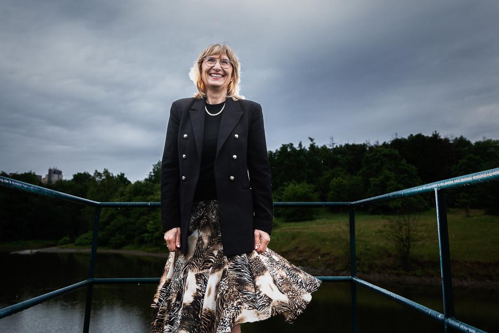 Alice Roubalová s úsměvem a roztočenou sukní focená u rybníka.