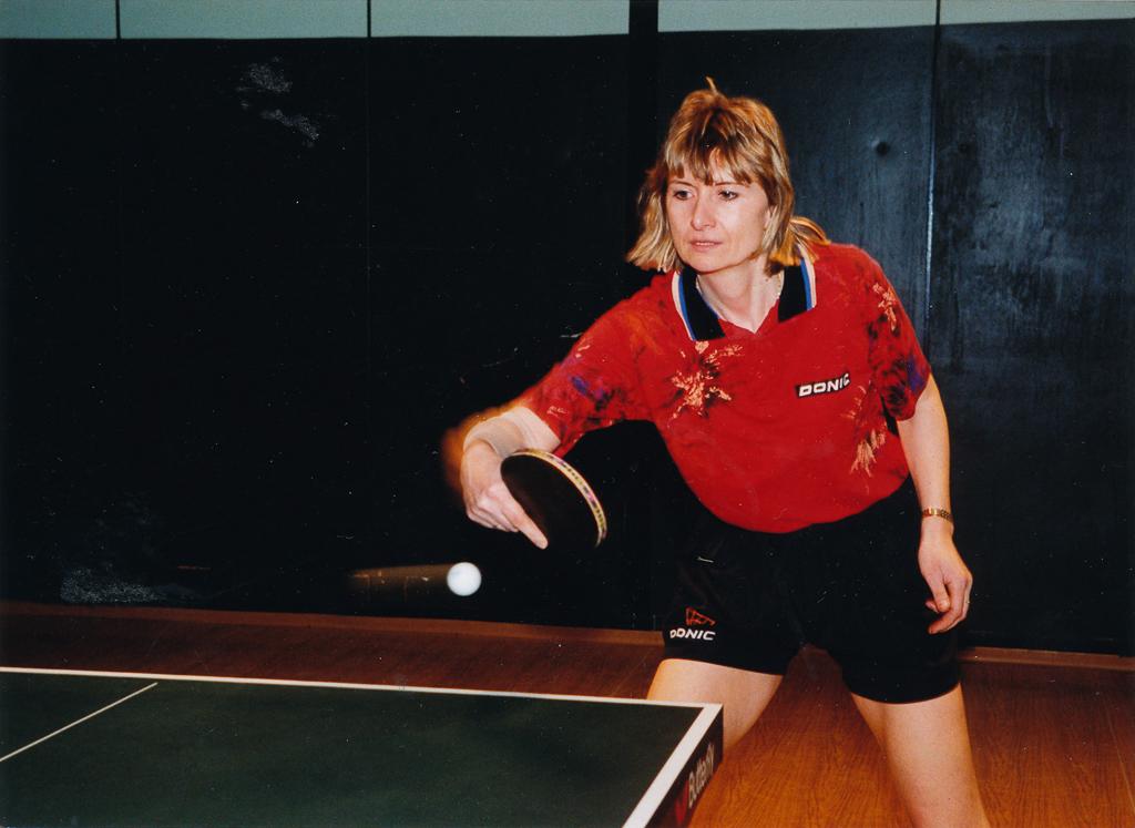 Alice Roubalová na své archivní fotografii hraje stolní tenis.