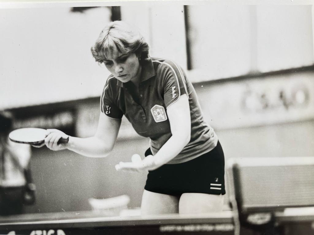 Alice Roubalová na své archivní černobílé fotografii hraje stolní tenis.