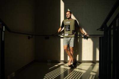 Marek Mazanec stojí u zábradlí u zdi