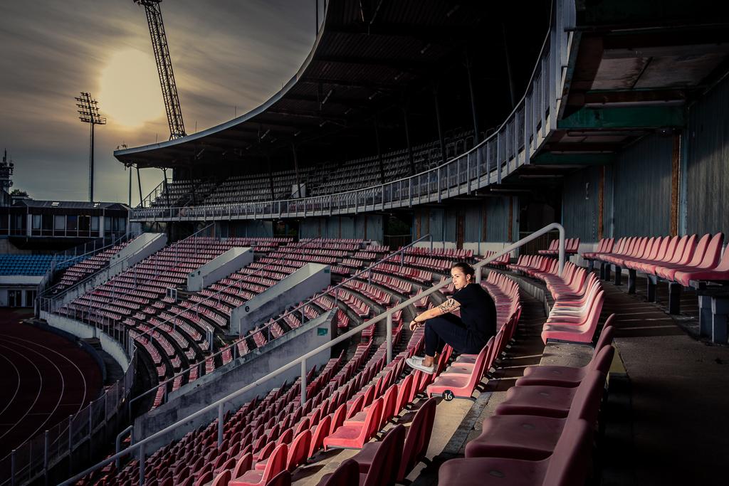 Tereza Vytlačilová sedí na tribuně na atletickém stadionu