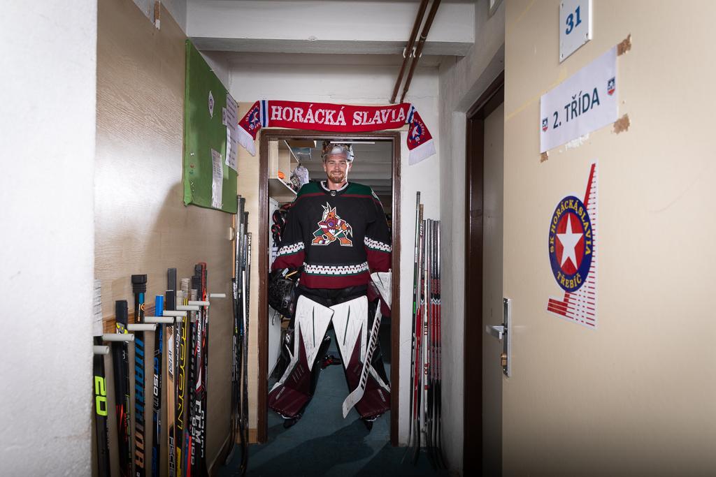 Karel Vejmelka v brankářské výstroji a masce v dresu Arizona Coyotes na chodbě stadionu SK Horácká Slavia Třebíč