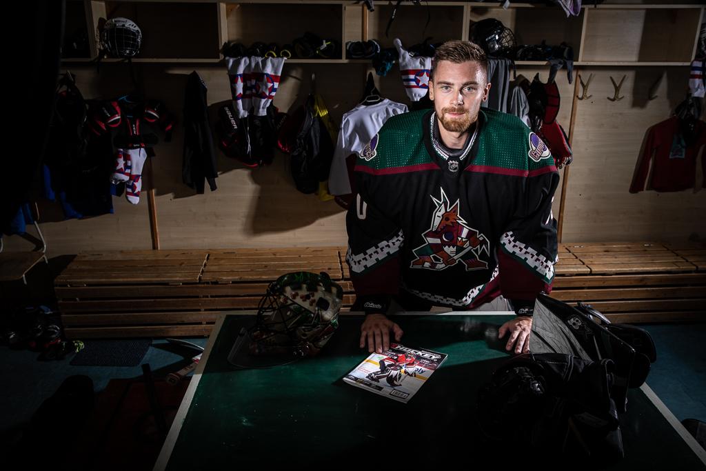 Karel Vejmelka v brankářské hokejové výstroji v dresu Arizona Coyotes v hokejové šatně