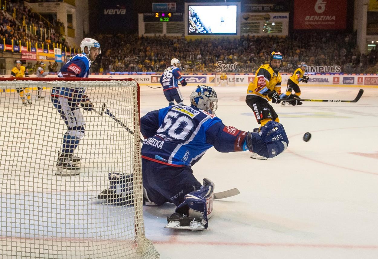 Karel Vejmelka při zápase HC Kometa Brno vs HC verva Litvínov při zásahu