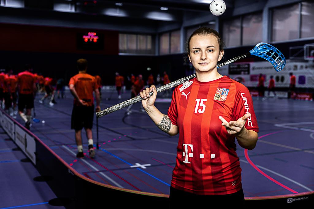 Natálie Martináková si na florbalovém hřišti pohazuje s florbalovým míčkem.