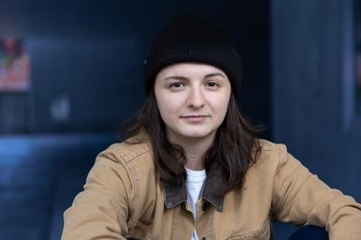 Natálie Martináková na profilové fotografii s kulichem na hlavě.