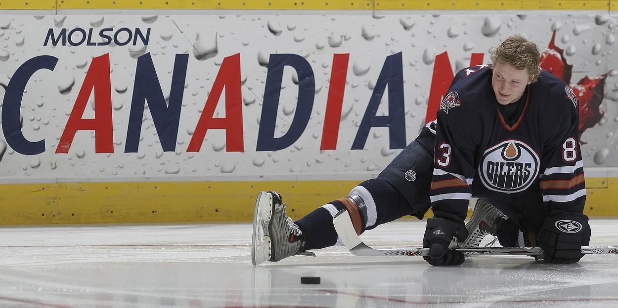 Aleš Hemský se rozcvičuje v dresu Oilers.