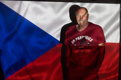 Evžen Musil v tričku zlatý hattrick pře promítanou českou vlajkou