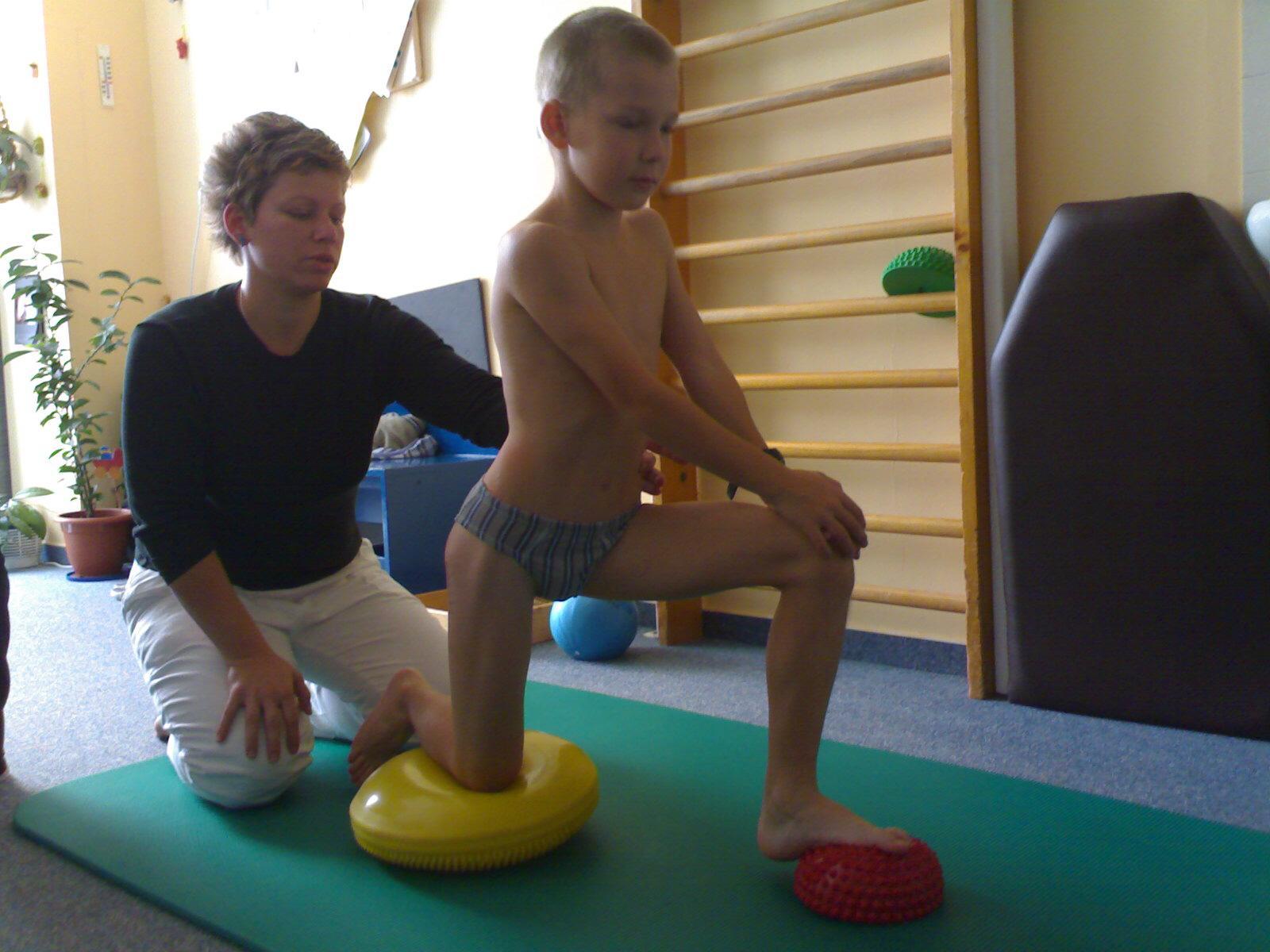mladý Adam Kubík cvičí s fyzioterapeutkou