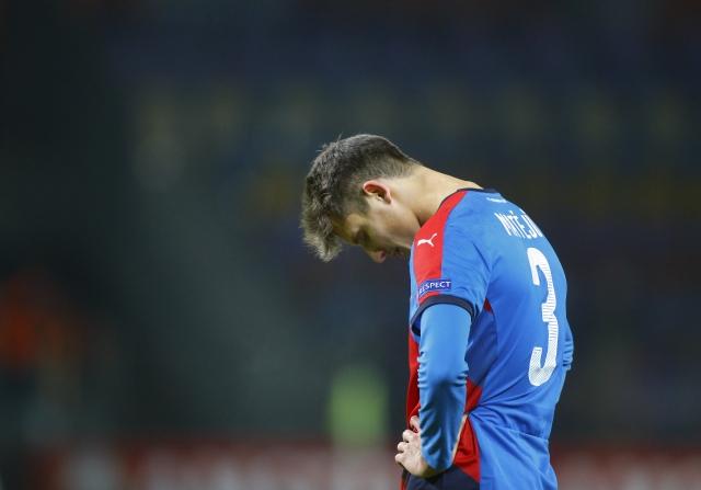 Aleš Matějů stojí se svěšenou hlavou na fotbalovém stadionu při zápase