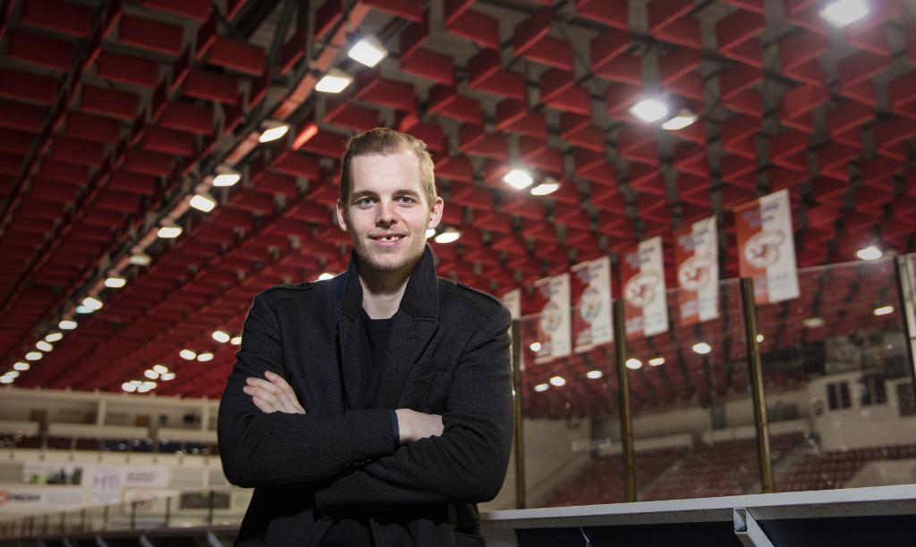 Andrej Nestrašil stojí se založenýma rukama v hokejové hale