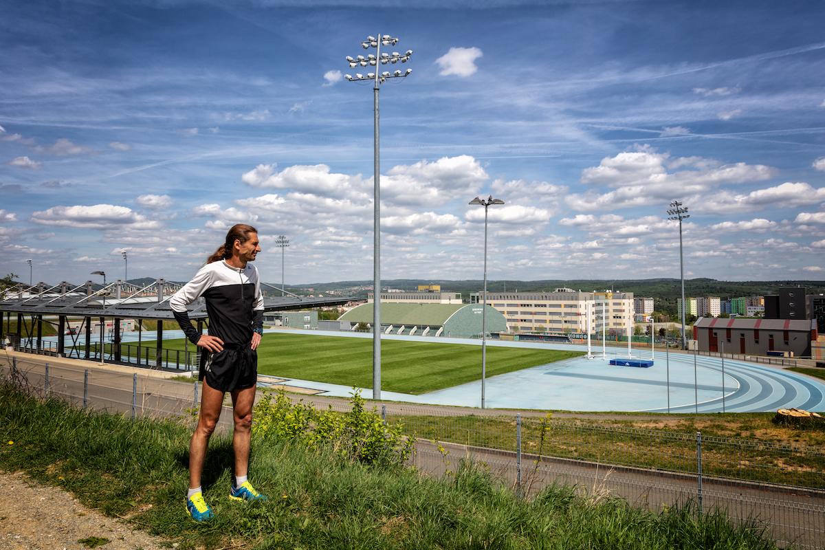 Daniel Orálek se dívá dolů na atletický stadion