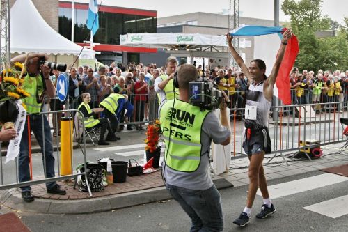 Daniel Orálek slaví po závodu s českou vlajkou