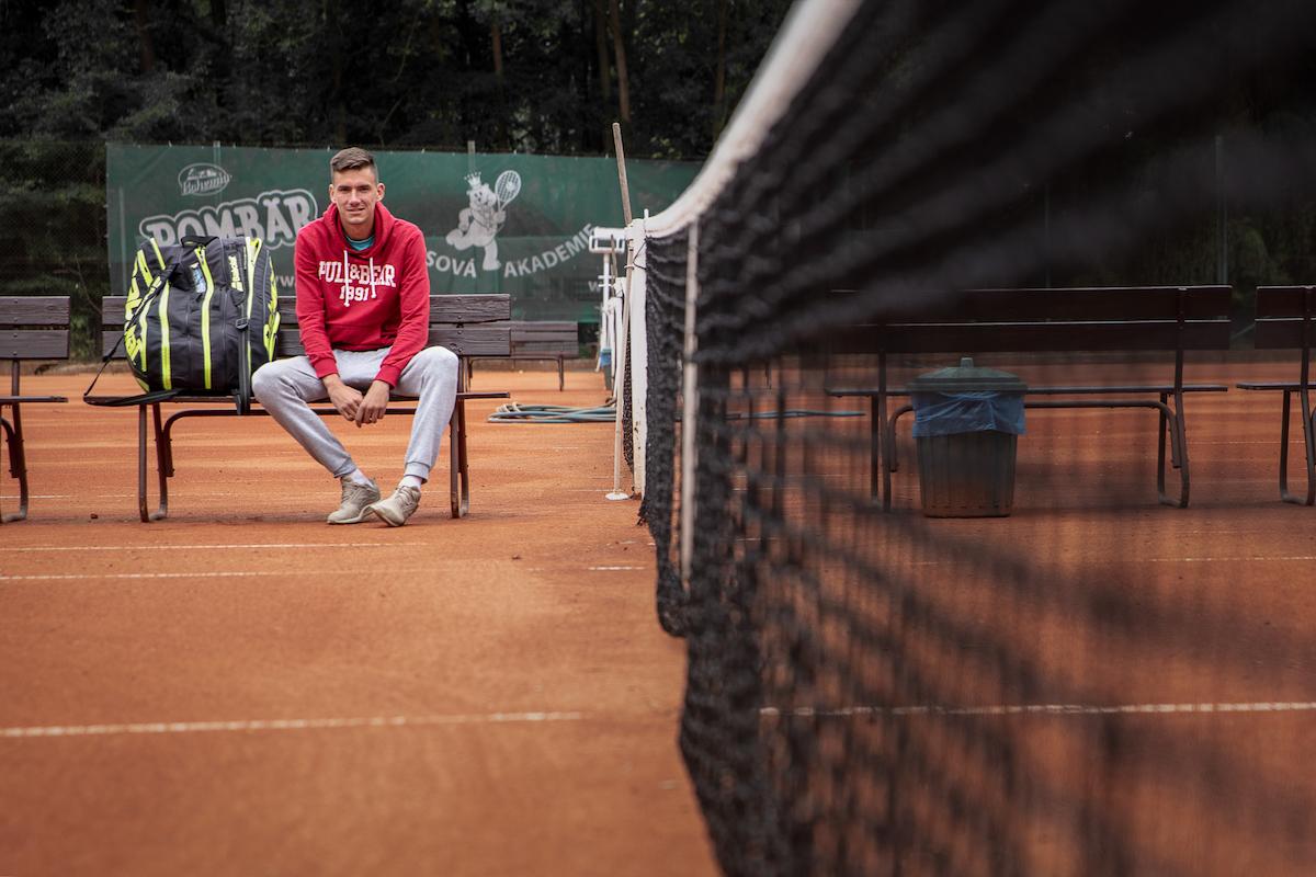 Daniel Vrba na lavičce s tenisovým bagem